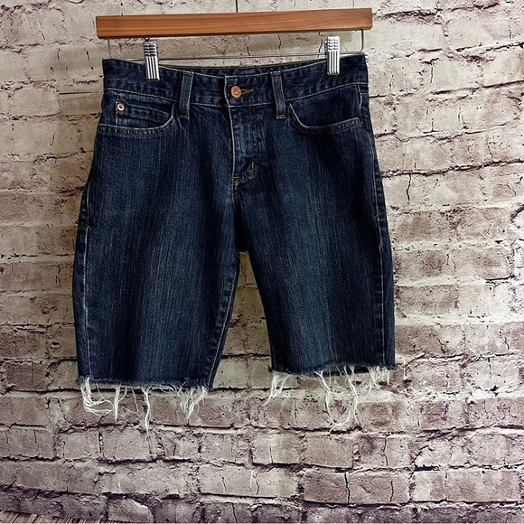 Eddie Bauer Curvy Medium Wash Raw Hem Denim Shorts - Picture 1 of 11